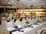 Partyraum: Eleganter Weinladen mit Terrasse